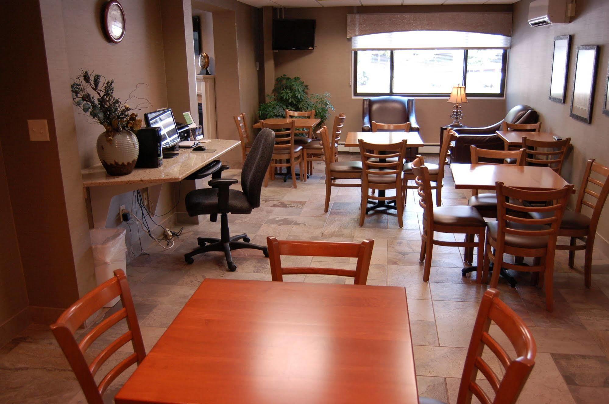 Brentwood Inn And Suites Рочестър Екстериор снимка